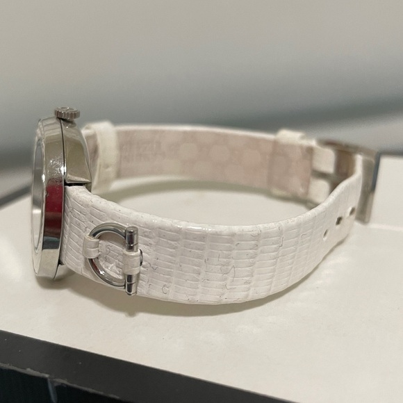 Gucci White Textured Ladies Leather Watch - Picture 5 of 15
